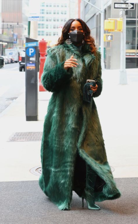 Blue Faux Fur Coat Outfit, Green Fur Coat Outfit, Fur Coat Outfits, Green Fur Coat, Fur Coat Outfit, Long Fur Coat, Green Fur, Celebrity Fashion Looks, Fabulous Furs