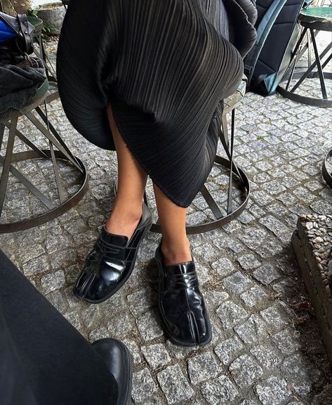 Margiela Tabi Loafer, Loafers Outfit, Tabi Shoes, Margiela Tabi, Boot Shoes, Wardrobe Edit, Loafers Style, Inspo Outfit, Black Loafers