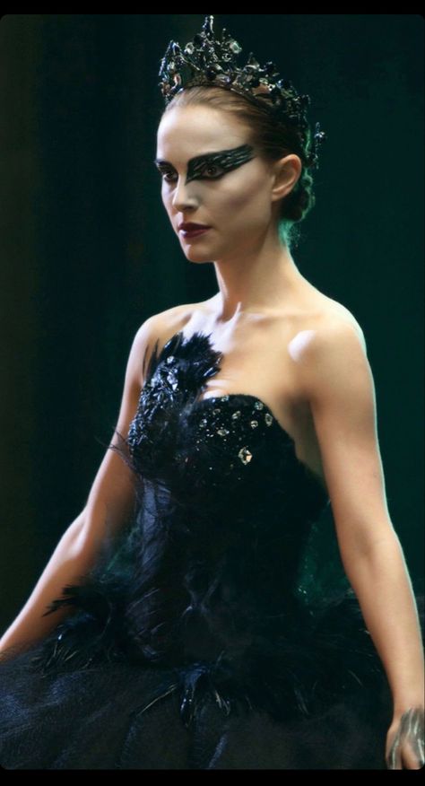 Emo Prom, Karneval Outfit, Black Swan Makeup, Black Angel Costume, Natalie Portman Black Swan, Halloween Costumes For Brunettes, Black Swan Movie, Swan Costume, Black Swan Costume