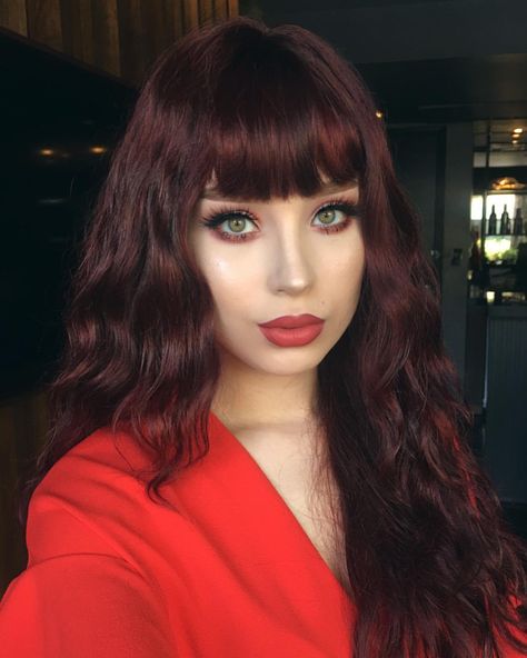 10k Likes, 72 Comments - Lupe Sujey Cuevas | Dallas (@lupescuevas) on Instagram: “Heading out. but I miss my little baby and hubby! Ready to go home to create some rad looks! …” Dark Red Hair With Bangs, Red Hair Bangs, Deep Burgundy Hair, Red Hair With Bangs, Red Hair Makeup, Cherry Red Hair, Short Red Hair, Cherry Hair, Colors Hair