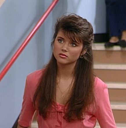 saved by the teenage witch Kelly Kapowski Makeup, Kelly Kapowski Hair, Kelly Kapowski Style, Tiffany Amber, Tiffani Amber Thiessen, Kelly Kapowski, Tiffani Thiessen, Hula Dance, Brenda Song