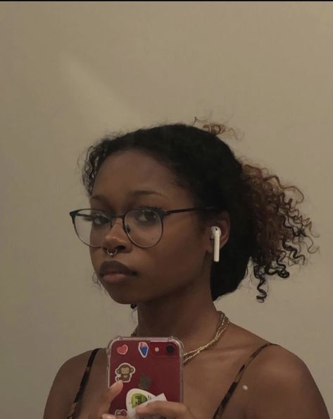 Glasses For Brown Eyes, Glasses On Curly Hair, Cat Eye Glasses Aesthetic, Circle Glasses Aesthetic, Glasses Frames For Women Round Face, Brown Glasses On Black Women, Square Face Glasses, Round Face Glasses Frames, Curly Hair And Glasses Aesthetic