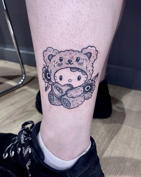 Kuromi,hello kitty,sanrio,tattoo,anime,hello kitty tattoo,tatto ideas Goth Hello Kitty Tattoo, Hello Kitty Tattoo, Kitty Tattoos, Anime Hello Kitty, Kitty Tattoo, Hello Kitty Design, Tattoo Anime, Hello Kitty Tattoos, Cute Tats