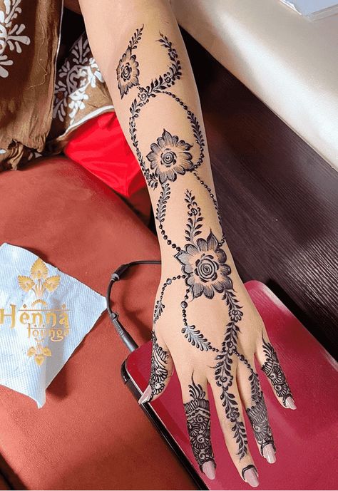 Henna Black Designs, Black Henna Designs Somali, Henna Both Hands, Somali Bridal Henna, Red And Black Henna, Henna Designs Black, Hena Design Hand, Somali Henna Designs, Henna Designs Somali