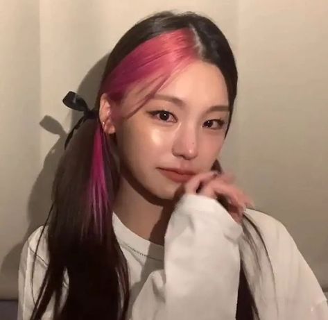 #itzy #leader #yeji #hwang #crying #cry #vlive #2021 Anime Butterfly, Dyed Hair Inspiration, Korean Celebrities, Pin It, Kpop Idol, Dyed Hair, Kpop Girls, Pretty People, Hair Inspiration