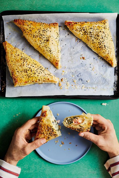 Joe Wicks' salmon & spinach triangular hand pies - YOU Magazine Salmon Hand Pie, Joe Wicks Recipes, Chicken Dippers, Salmon Pie, Chickpea Patties, Salmon Spinach, Raw Cauliflower, Hand Pie Recipes, Joe Wicks