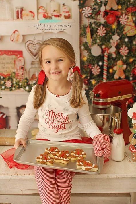 christmas baking photos Christmas Photoshoot Kids, Photography Types, Family Editorial, Christmas Poses, Christmas Family Photoshoot, Milestone Photography, Baby Christmas Photos, Kids Baking, Holiday Mini Session