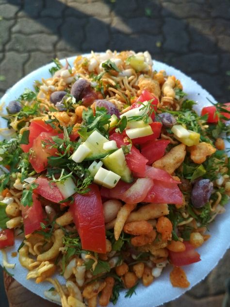 Everyone's favourite and irresistible Indian street food - Oli Bhel (chaat) Bhel Puri Snapchat, Bhel Puri Recipe, Mumbai Street Food, Puri Recipes, Vegetarian Fast Food, Chocolate Dreams, Indian Street, Street Foods, Desi Food