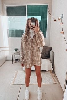 Noah Kahan Concert Outfit Winter, Oversized Flannel Dress Outfits, Spring Flannel Outfits, Oversized Flannel Outfits Summer, Flannel Summer Outfits, Flannel Outfits Spring, Noah Kahan Outfit Ideas, Fall Fits Flannel, Fannels Shirts Outfits Aesthetic