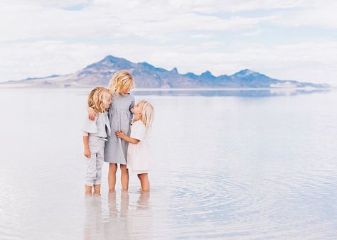 Utah Bonneville salt flats family portrait session photography Beach Family Pics, Salt Flats Utah, Flat Photo, Fall Family Pictures, Location Inspiration, Salt Flats, Family Picture Outfits, Family Portrait Photography, Beach Portraits