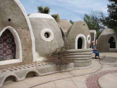 earth home garden: A Visit To Nader Khalili's Cal-Earth Institute ... Earthbag Building, Earthbag House, Super Adobe, Eco Houses, Earth Bag Homes, Earth Bag, Eco Architecture, Natural Homes, Adobe House