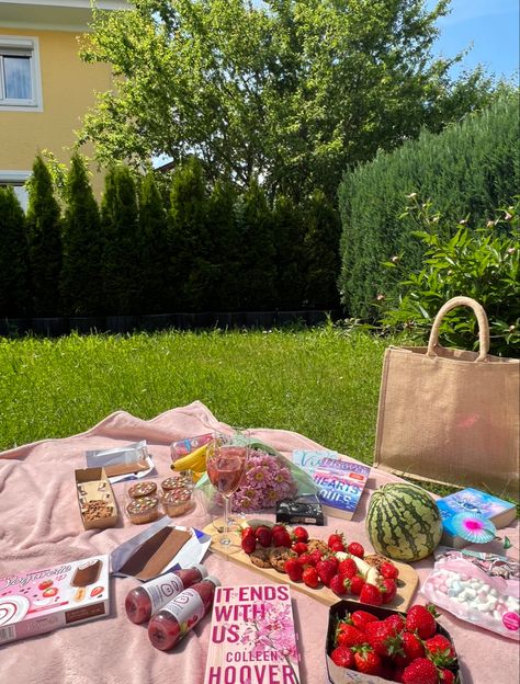 Picnic With Bestie Aesthetic, Picnic Aesthetic Pictures, Picnic Book Aesthetic, Book Besties Aesthetic, Book Picnic Aesthetic, Reading Picnic Aesthetic, Bookish Picnic, Picnic With Bestie, Bestie Picnic