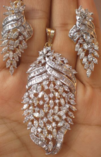 Get best prices of BOLLYWOOD INDIAN SIMULATED GOLD SILVER TONE CZ ... Bijoux Art Deco, Diamond Pendant Jewelry, Diamond Locket, Diamond Pendent, Diamond Pendants Designs, Pendant Sets, Jewelry Designing, Motifs Perler, Diamond Pendant Sets