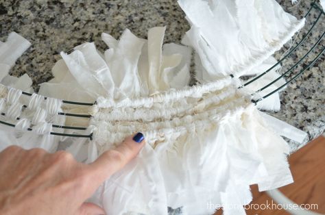 Super Fluffy tying method Shabby Chic Garland Diy, Fall Rag Wreath Ideas, Rag Wreaths Ideas Shabby Chic, Rag Tie Wreath, Rag Bows, Rag Wreath Tutorial, Rag Wreaths, Ribbon Wreath Diy, Shabby Chic Wreath