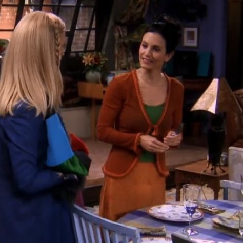 Monica Geller Thanksgiving, Rachel Monica And Phoebe, Monica And Phoebe, Monica Geller Outfits, Friends Thanksgiving Episodes, Rachel Monica Phoebe, Friends Monica, Purple Summer Dress, Brown Tights