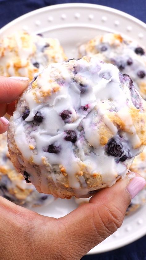 Quick Blueberry Biscuits, Easy Blueberry Biscuits Recipe, Sweet Potato Biscuits With Country Ham, Copycat Bojangles Boberry Biscuits, Bojangles Biscuit Recipe, Bisquick Blueberry Recipes, Easy Bisquick Recipes Desserts, Bisquick Recipes Videos, Keto Blueberry Biscuits