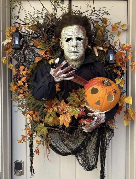 Scary Wreaths Diy, Horror Wreath Diy, Horror Wreath Ideas, Halloween Swags For Front Door, Michael Myers Wreath, Creepy Wreath, Horror Wreath, Halloween Rules, Scary Halloween Wreath