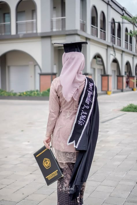 Graduation Photo Aesthetic, Convo Photoshoot Idea, Ide Foto Wisuda Outdoor, Pre Convo Photoshoot Idea, Pose Wisuda Outdoor, Graduation Pictures Hijab, Graduation Pose Ideas, Wisuda Photoshoot, Pre Convo