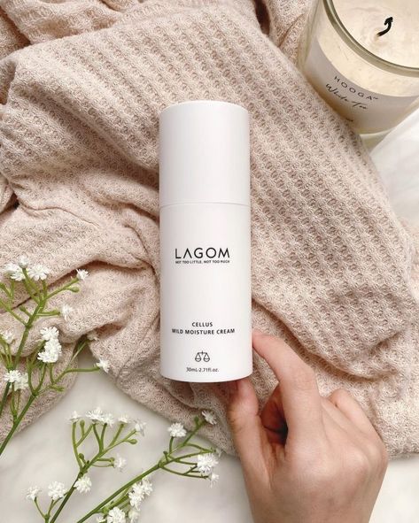 Lagom Skincare Review Product Photography Minimal, Foto Produk Skincare, Skin Care Products Photography, Cosmetics Ideas, Summer Cosmetic, Food Photography Studio, Cosmetic Packaging Design, Natural Balance, Skincare Photography