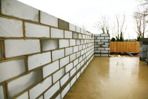 Concrete Block Fence Ideas, Cinder Block Fence, Small Garden Fence, Brick Mason, Cinder Block Garden, Cinder Block Walls, Building Foundation, Concrete Footings, Concrete Fence