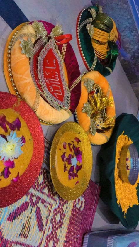 Haldi Ceremony Snapchat Story, Sanchak Ideas, Haldi Vibes Snap, Haldi Snap, Haldi Aesthetic, Shaadi Vibes, Haldi Ceremony Decorations, Mehendi Decor Ideas, Wedding Gift Pack