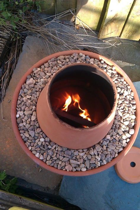 Homemade flower pot tandoor - lighting it up Patio Nook, Candle Heater, Diy Heater, Passive House Design, Small Heater, Diy Cooking, Cooking Stove, Garden Crafts Diy, Bbq Pit