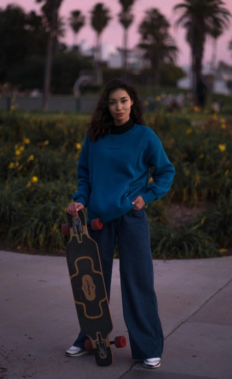 Skateboard Photos, Types Of Skateboards, Skateboard Aesthetic, Holding Skateboard, Action Pose Reference, Female Skater, People Poses, Skater Poses, Urban Park