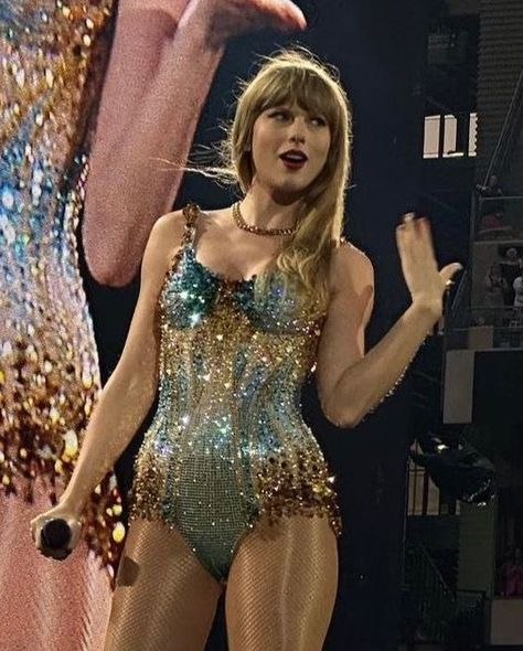 Eras Tour Philly, Eras Tour Lover, Taylor Swift Legs, Lover Era, Tour Outfits, Swift 3, Taylor Swift Fan, May 2023, Taylor Swift Pictures