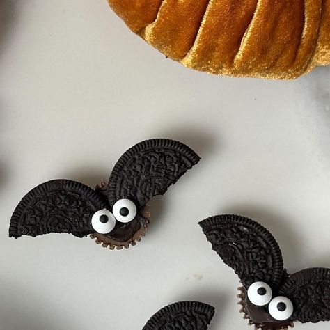 Sandra Baker Interior Styling on Instagram: "It’s 1 October, it’s legit to post about Halloween and I won’t be taking further questions on this topic 😑. My eldest has a Hallowe’en birthday and I’ve been making Hallowe’en themed food for her parties for years. I love it, even if she’s about to turn 15 and it’s no longer acceptable! These are the cutest little bats, dead easy to make with the kids, but I’d equally make them for an adult Hallowe’en party too. I see no reason to grow out of these t Bat Shaped Food, Bat Themed Birthday Party, Bat Themed Party, Bat Birthday Party, October Birthday Party Ideas, October Birthday Themes, Bat Project, October Birthday Parties, Bat Party