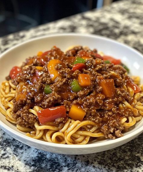 Sweet Chili Beef Noodles Sweet Chili Noodles, Sweet Chili Beef, Chili Noodles, Noodles Homemade, Chicken Linguine, Chili Beef, Meat Chili, Beef Noodles, Leftover Beef