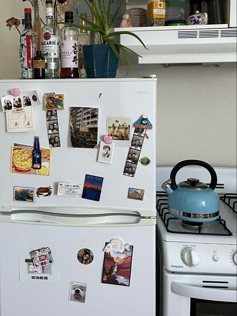 Kitchen College Decor, Eccentric Kitchen Decor, What's In My Fridge, Realistic Apartment Ideas, Dorm Kitchen Decor, Electric Apartment, Decorated Fridge, Fridge Gallery, Cute Fridge Decor