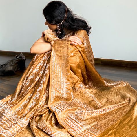 Desicore Aesthetics 🦢🛺 ✨| Save and send this for the next time you don’t know how to pose in a saree Pure silk saree of the day- is a mulberry silk tanchoi himroo with a very different weaving pattern having a full zari jaal on pleats and pallu with semi zari jaal on borders. The saree has a true sona rupa combination ✨ #fyp #explore #iwearhandloom #handloomlove #sareeindia #sareeinfluencer #sareestyling #howtopose #sareeposes #archeedrapes Pleated Saree, Bridesmaid Saree, Tamil Wedding, Saree Poses, Pure Silk Saree, Dope Jewelry, Weaving Patterns, How To Pose, Pure Silk Sarees