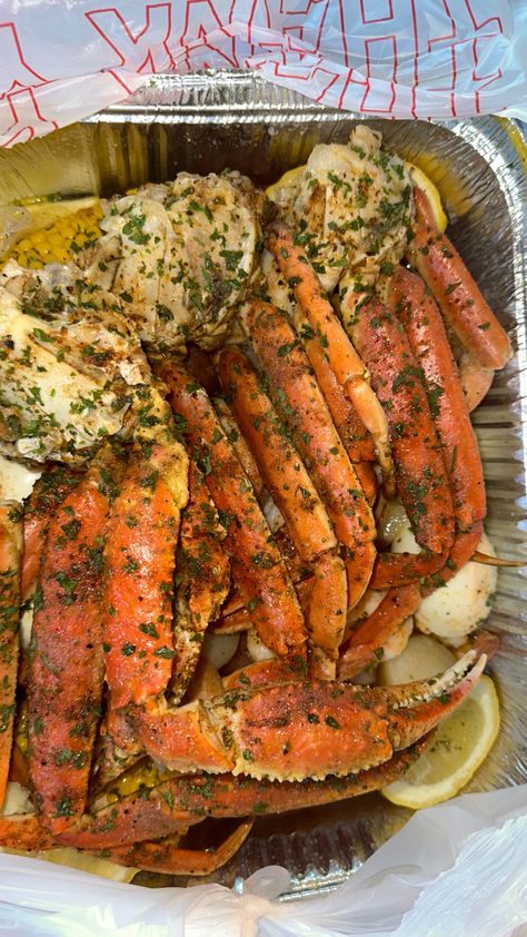 Seafood boil, crabs, snow crab legs, shrimp, shrimp boil. Crab And Shrimp Recipe, Crab Legs Recipe, Best Junk Food, Crab Appetizer, Snow Crab Legs, Snow Crab, Crab Meat Recipes, Yummy Seafood, Shrimp Boil