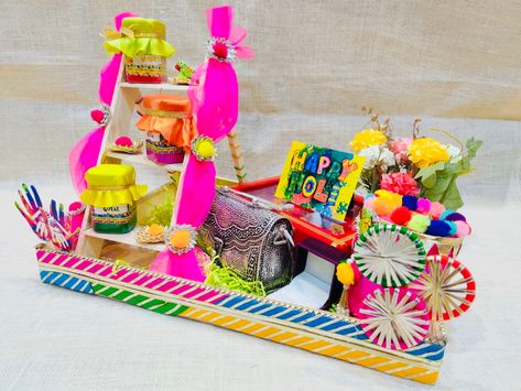 Holi hamper Holi Gift Hamper Ideas, Holi Gift Packing Ideas, Holi Packing Ideas, Holi Hamper Packing, Teej Festival Packing Ideas, Teej Decorations, Holi Packaging, Holi Hampers, Holi Decoration