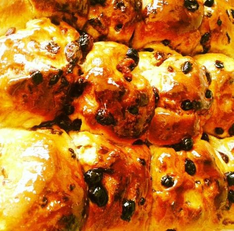 An easy fruit bun recipe that's similar to hot cross buns. You can try adding different types of spices and fruits, or even icing them if you like. Hot Cross Buns Recipe Easy, Types Of Spices, Hot Cross Buns Recipe, Spiced Fruit, Australia Food, Square Cake Pans, Fruit Bread, Hot Cross Buns, Cross Buns