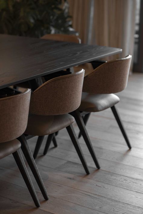 This open-plan dining room has a mirrored wall and features the Luana chair from Piztola, with its dark wood and leather tones, adding a touch of sophistication. Brown Chair Dining Table, Dark Modern Dining Room, Brown Dinner Table, Dinner Table Chairs, Modern Apartment Interior, Dining Area Design, Hidden Lighting, Dark Modern, Brown Chair