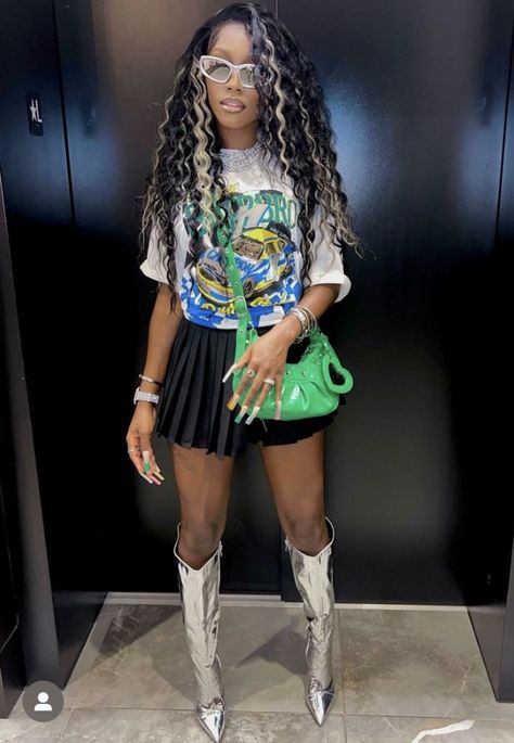 Mini Skirt Graphic Tee Outfit Black Women, Doll Kill Outfits, Plaited Skirt Outfit, Plaited Skirt, Metallic Boots Outfit, Dress With Holes, Khaki Skirt Outfits, Ig Fits, Miami Fits