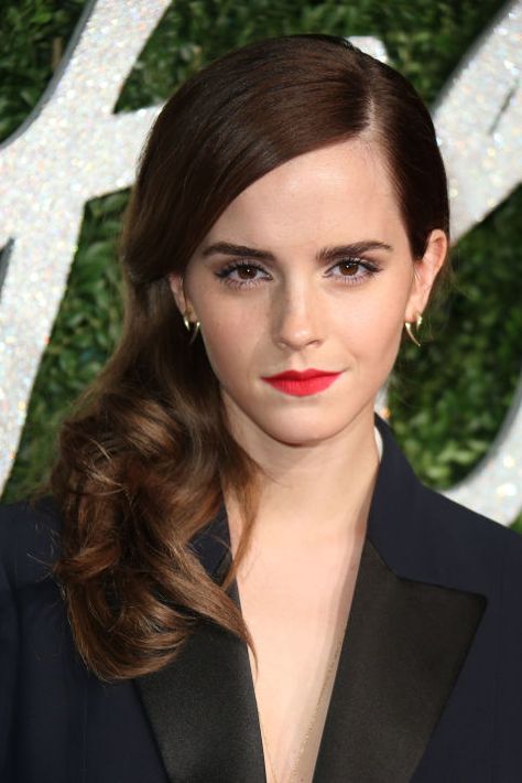 Emma Watson's rich brown hue with slight highlights is perfect for anybody who likes a low-key color that looks great even when it fades. Celebrity Eyebrows, Brunette Celebrities, Brilliant Brunette, Emma Watson Belle, Perfect Blowout, Brown Hair Looks, Hollywood Waves, Christina Hendricks, Red Lipstick