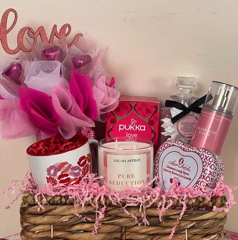 Valentine’s Gift Basket Ideas, Christmas Presents For Moms, Mothers Day Baskets, Gifts Baskets, Valentines Day Baskets, Basket Gifts, Valentine Gift Baskets, Mom Gift Basket, Valentine Baskets