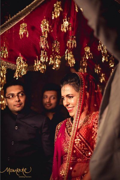 #BudgetBrides: 7 Cool DIY Ideas For Your Phoolon Ki Chadar! Chadar For Bride, Sikh Wedding Dress, Red Indian Wedding, Indian Wedding Pictures, Photo Of Bride, Indian Wedding Ideas, Bride Entry, Wedding Dance Video, Desi Wedding Decor