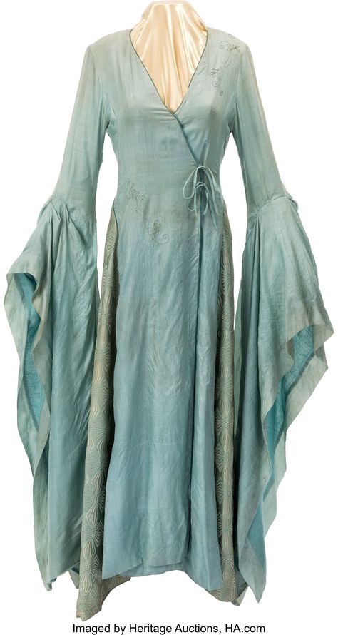 Sansa Stark (Sophie Turner) Aqua Kimono from Game of Thrones (HBO® | Lot #89101 | Heritage Auctions Game Of Thrones Nightgown, Sansa Stark Outfits, Game Of Thrones Princess, Sansa Stark Dress, Sansa Dress, Sansa Stark Costume, Game Of Thrones Fashion, Westeros Fashion, Game Of Thrones Sansa