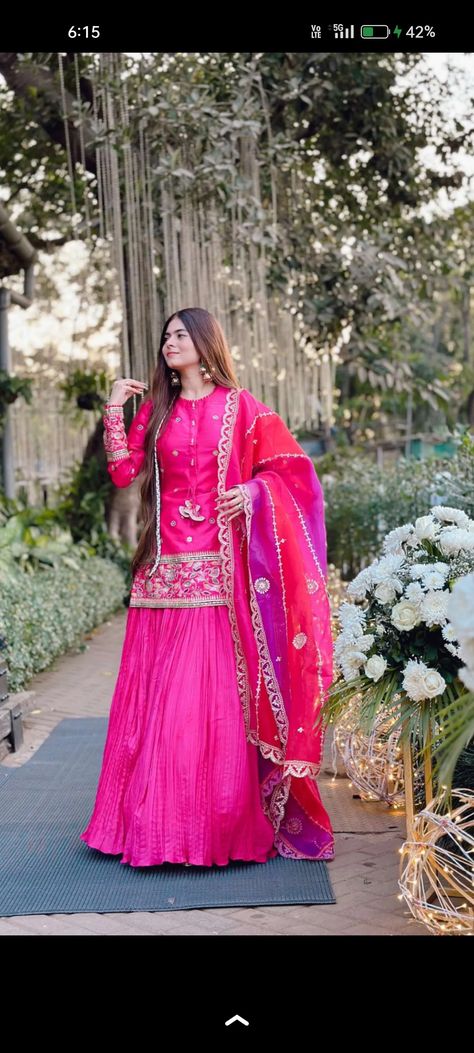 Mehndi Dresses Pakistani For Sisters, Mehndi Dresses Pakistani, Shilpa Choudhary, Designer Dresses Couture, Punjabi Suit Neck Designs, Suits For Women Indian, Dresses Pakistani, Girly Style Outfits, Dresses Couture