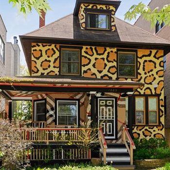 Who doesn't want a Leopard Print House? Green House Exterior, Crazy Houses, Crazy House, Mermaid Mugs, 4 Bedroom Apartments, Park Homes, Land Art, Exterior Paint, House Colors