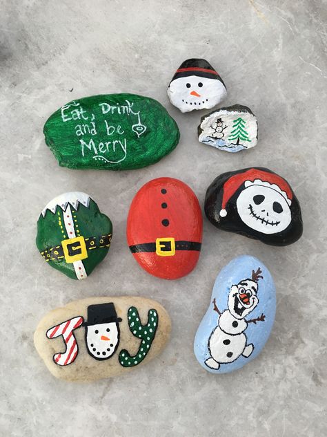 Christmas themed painted rocks Christmas Rock Painting Ideas Easy, Christmas Rock Painting Ideas, Christmas Rock Painting, Rock Games, Christmas Rocks, Painted River Rocks, Kitchen Christmas Gifts, New Template, Rock Painting Ideas