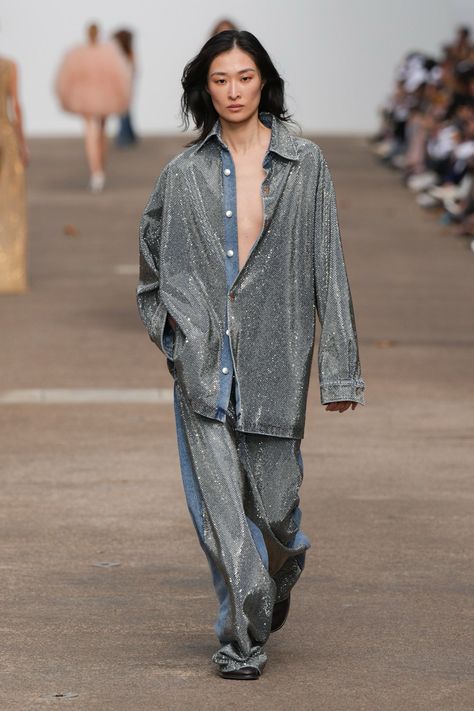 Stella McCartney Spring 2025 Ready-to-Wear https://www.vogue.com/fashion-shows/spring-2025-ready-to-wear/stella-mccartney/slideshow/collection#25 Edgy Glam Style, Stella Mccartney Style, English Fashion, Moda Outfit, Spring 2025, Amazing Ideas, Outfit Look, Glam Fashion, Edgy Outfits