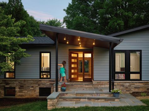 Modern Front Porches, Veranda Design, Porch Kits, Front Porch Lighting, Modern Porch, Building A Porch, Entry Design, Porch Roof, Modern Entryway