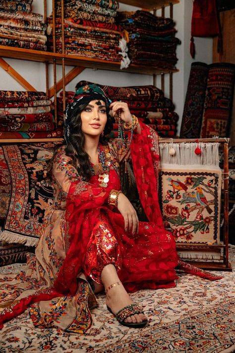 Afghanistan Women, Kurdish Dress, Kurdish Clothes, Iranian Women Fashion, Arab Beauty, Iranian Women, Outfits Petite, Feminine Beauty