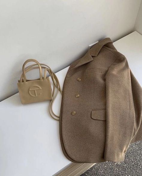 Fashion Beige Aesthetic, Coat Photography Ideas, Minimal Fall Aesthetic, Clothing Brand Aesthetic Feed, Beige Fashion Aesthetic, Minimalist Girl Aesthetic, Beige Aesthetic Fashion, Minimalist Moodboard, Blazer Aesthetic