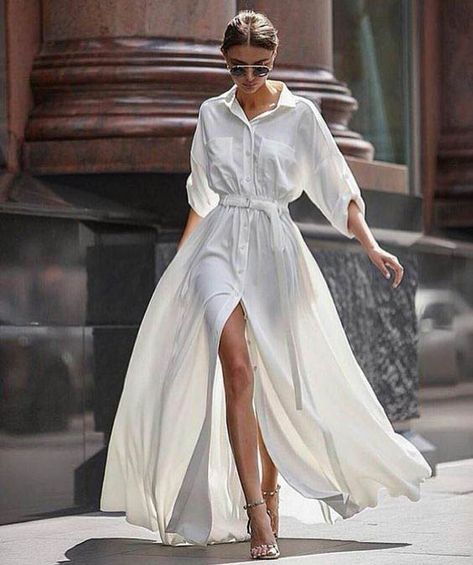 Blogger street style / Summer Dress #fashion #womensfashion #streetstyle #ootd #style #summerfashion / Pinterest: @fromluxewithlove Sukienki Maksi, Istoria Modei, Saree Bollywood, Walking Down The Street, Blogger Street Style, Coco Mademoiselle, Jumpsuit Elegant, Street Style Summer, Summer Black