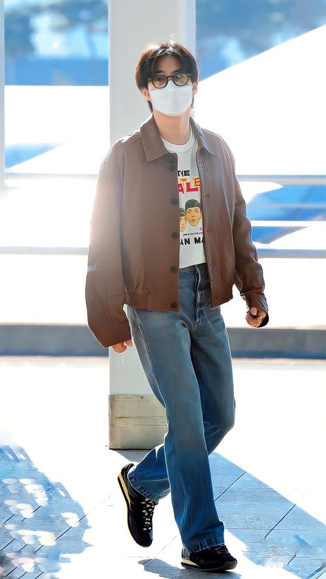 Suho EXO Kpop Airport Fashion Male, Ootd Cowok Casual, Simple Korean Outfits, Airport Outfit Men, Korean Outfits Men, Korea Autumn, Idols Fashion, Korean Airport Fashion, Japanese Mens Fashion